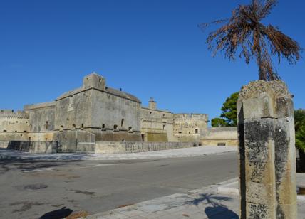 Acaya, al Castello la mostra "Vino & gioielli"