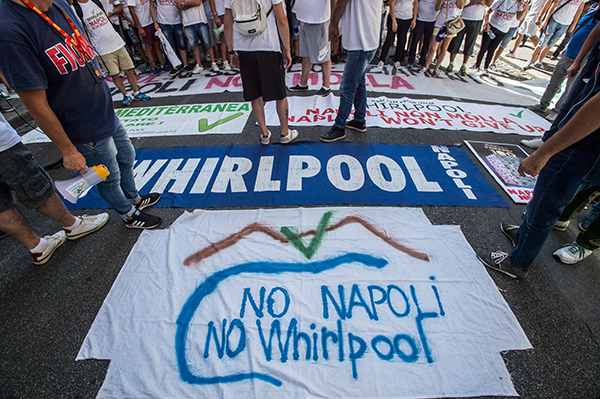 Whirlpool sospende la vendita di Napoli, ma si tratta solo fino al 31 ottobre