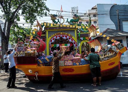 Indonesia, la gente onora gli antenati durante l'Hungry Ghost Festival