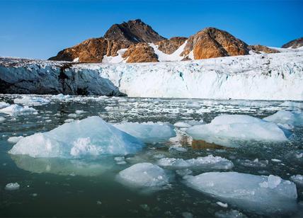 Clima, in Groenlandia il caldo prolungato devasta la calotta glaciale