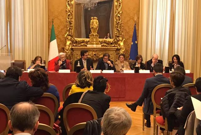 Una fase del dibattito alla Camera dei Deputati. Da sinistra: Tommasina Iorno (Presidente di UNIAMO - FIMR), Sen. Paola Binetti (Presidente Intergruppo Malattie Rare), Lorenzo Zacchetti (giornalista affaritaliani.it), Sen. Paolo SIleri (Presidente XII° Commissione Igiene e Sanità), Domenica Taruscio (Direttore Centro Nazionale Malattie Rare), Monica Mazzuccato (Tavolo Tecnico Malattie Rare) e i Dott. Masullo e Mariniello (Ministero della Salute - Programmazione Sanitaria) Una fase del dibattito alla Camera dei Deputati. Da sinistra: Tommasina Iorno (Presidente di UNIAMO - FIMR), Sen. Paola Binetti (Presidente Intergruppo Malattie Rare), Lorenzo Zacchetti (giornalista affaritaliani.it), Sen. Paolo SIleri (Presidente XII° Commissione Igiene e Sanità), Domenica Taruscio (Direttore Centro Nazionale Malattie Rare), Monica Mazzuccato (Tavolo Tecnico Malattie Rare) e i Dott. Masullo e Mariniello (Ministero della Salute - Programmazione Sanitaria)