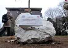 Danneggiata per la quinta volta la targa in memoria di Pinelli a Milano Danneggiata per la quinta volta la targa in memoria di Pinelli a Milano