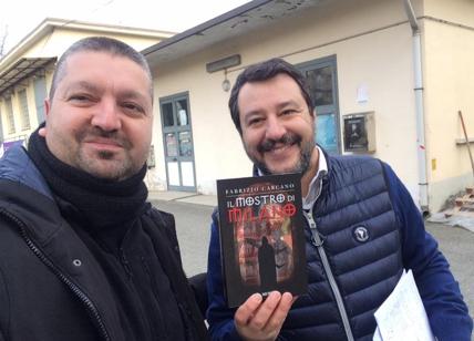 Carcano, polemiche per foto con Salvini e il suo noir vola su Amazon
