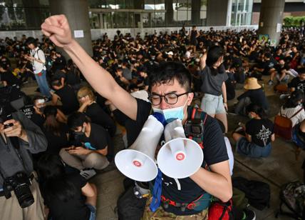Hong Kong, proteste anti-governative: Fitch taglia il rating