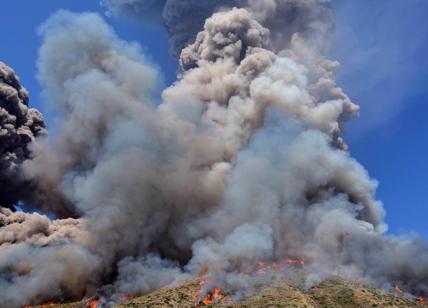 Stromboli, il vulcano erutta ancora: nuova forte esplosione, pioggia di cenere