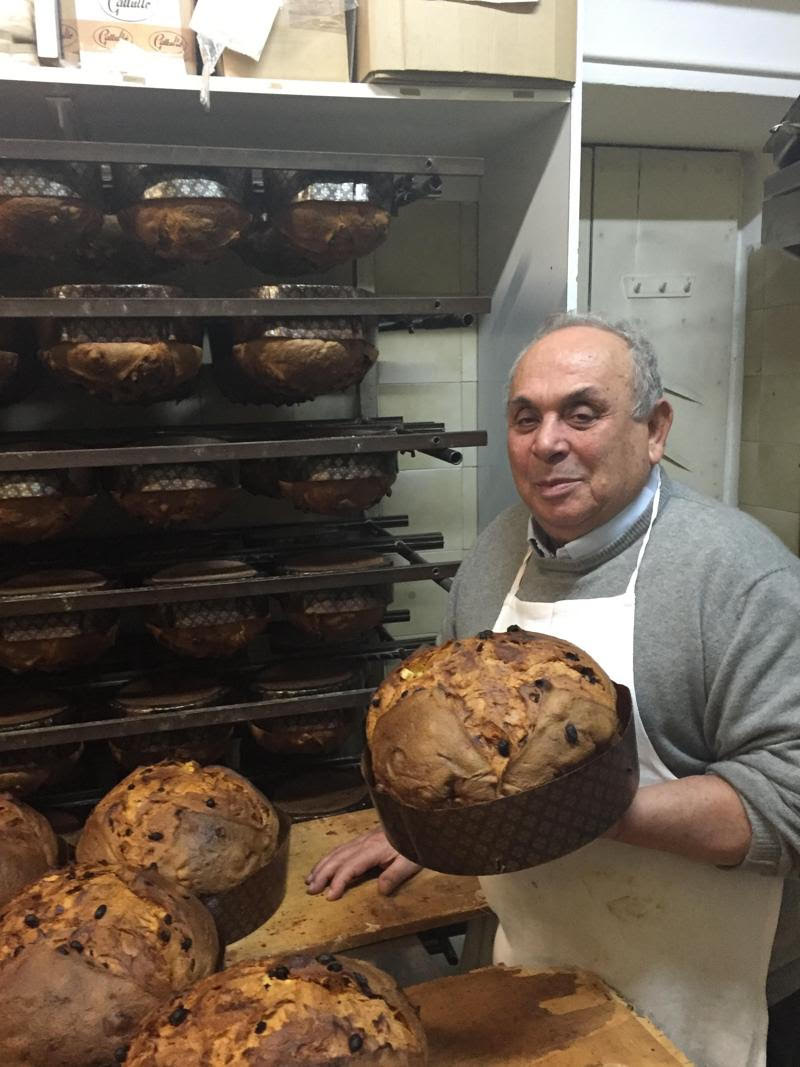 GATTULLO PASTICCERIA DAL 1961 - La "madre" di tutti i panettoni, ovvero il lievito allo stato puro, naturale, è un patrimonio di pochi pasticceri. Gattullo è uno di questi. È sicuramente questo, insieme all'abilità di Domenico Gattullo e dei suoi pasticceri e alle 30 ore di preparazione, il segreto dei suoi deliziosi e unici panettoni. Gli ingredienti? Farina, uova, zuccherro, burro di montagna, uvetta e canditi. Ricetta classica per uno dei migliori panettoni della città. Gattullo Pasticceria - piazzale di Porta Lodovica, 2 Milano