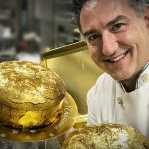 SAL DE RISO– Il blasonato Maestro Salvatore De Riso, tra i più apprezzati pasticceri al Mondo, nella splendida cornice della sua Costiera Amalfitana, come un alchimista mischia le materie prime segrete della sua terra per creare dolci eccellenti. L’amore per Milano lo porta a sperimentare con successo il dolce tipico meneghino. Ecco allora il “Panettone Sua Maestà il Milanese”, farcito con bucce d’arancia candita, uvetta sultanina australiana e cedro Diamante, il “Panettone Limoncello”, farcito con crema al limoncello e bucce di Limone Costa d’Amalfi I.G.P., il “Panettone Sottobosco”, farcito con frutti di bosco e crema profumata alla vaniglia e rosmarino e il “Panettone Cremderì”, farcito con gocce di cioccolato alla nocciola.  SAL DE RISO A MILANO – FRIARIÈ Piazzale Damiano Chiesa, 2 20149 Milano  
