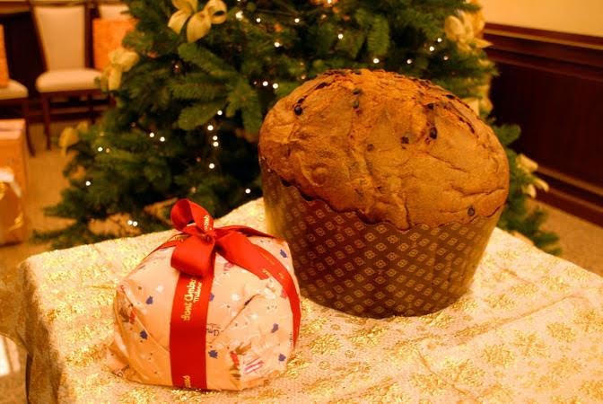 SANT AMBROEUS- Nei portici di corso Matteotti, al numero 7, c’è uno dei salotti di Milano, che dal 1936 sforna dei panettoni unici. Intitolata al patrono di Milano, la pasticceria confetteria Sant Ambroeus unisce nelle sue creazioni tradizione e innovazione: qui è possibile trovare sia la versione tradizionale del panettone che quella decorata con simpatici personaggi natalizi. Sant Ambroeus - corso Giacomo Matteotti, 7 Milano