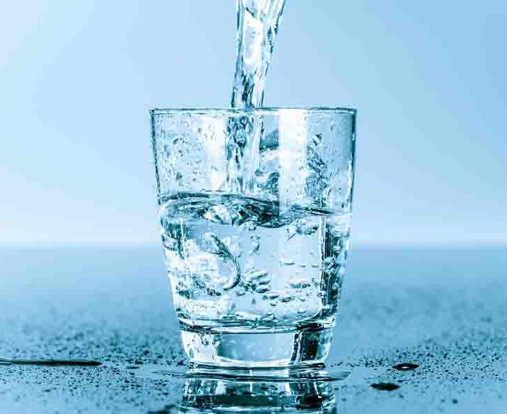 Acqua alcalina ionizzata, tutti i benefici: acqua rivoluzionaria anti age 