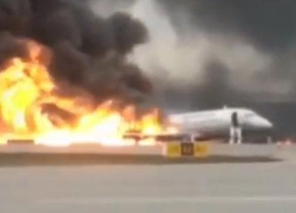 Russia, aereo in fiamme a Mosca: si indaga sugli errori del pilota