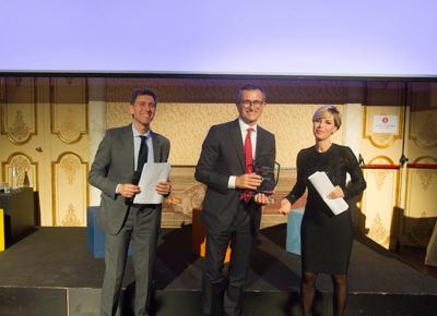 Andrea Colucci e Germana Loizzi di Italia Informa premiano Daniele Maver