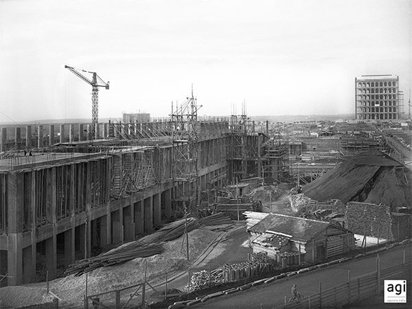 Gru e ponteggi per la costruzione del quartiere Eur. Palazzo dei Congressi e in lontananza Palazzo della Civiltà Italiana. 6 febbraio,1940. AGI_AGENZIA ITALIA Gru e ponteggi per la costruzione del quartiere Eur. Palazzo dei Congressi e in lontananza Palazzo della Civiltà Italiana. 6 febbraio,1940. AGI_AGENZIA ITALIA