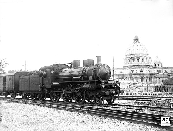Passaggio di un treno merci alla stazione vaticana, veduta di San Pietro sullo sfondo. Fine 1935- inizio 1936. AGI_AGENZIA ITALIA Passaggio di un treno merci alla stazione vaticana, veduta di San Pietro sullo sfondo. Fine 1935- inizio 1936. AGI_AGENZIA ITALIA