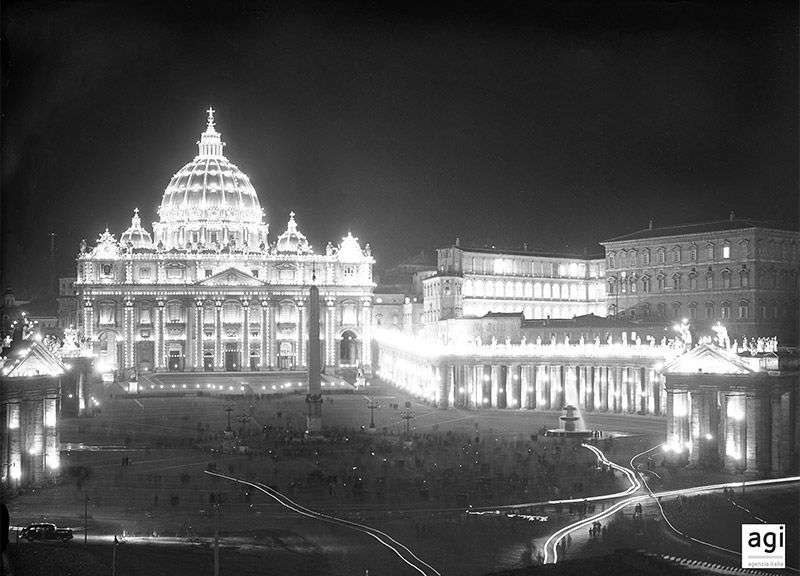 Veduta notturna di Piazza San Pietro illuminata. 5 maggio, 1940. AGI_AGENZIA ITALIA Veduta notturna di Piazza San Pietro illuminata. 5 maggio, 1940. AGI_AGENZIA ITALIA