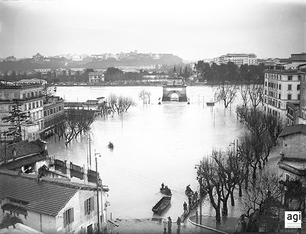 Veduta dall’alto di Ponte Milvio durante un’alluvione. La popolazione si organizza con delle imbarcazioni per gli spostamenti. 16-17 dicembre 1937. AGI_AGENZIA ITALIA Veduta dall’alto di Ponte Milvio durante un’alluvione. La popolazione si organizza con delle imbarcazioni per gli spostamenti. 16-17 dicembre 1937. AGI_AGENZIA ITALIA