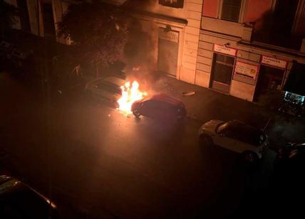 Auto in fiamme davanti ad una caserma della Polizia: "No ad intimidazioni"