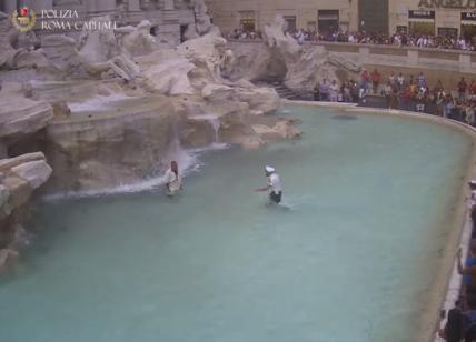 Antico romano si tuffa a Fontana di Trevi. Si lancia un vigile: bagno per due