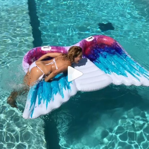 Barbara D'Urso salta e lo slip va giù Barbara D'Urso salta e lo slip va giù