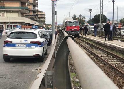 Betoniera fuori controllo travolge auto e passanti: 4 feriti in via Casilina