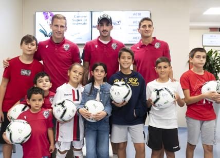 Il Cagliari ha il cuore d'oro: i calciatori in visita alle cliniche Korian
