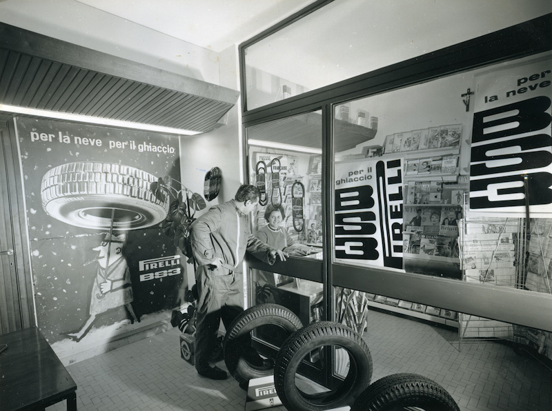 Box Pirelli su autostrada  1961 Publifoto 607