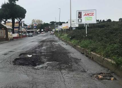 Buche killer in via Ardeatina, caos incidenti: nuovo asfalto o sarà chiusura