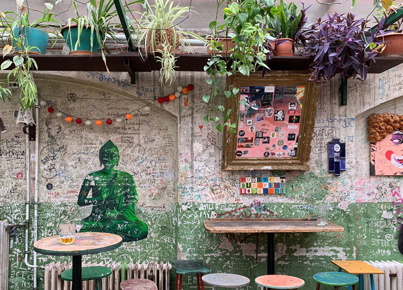 Il Szimpla Kert, primo ruin bar della storia budapestina nato nel 2001 dall’iniziativa di un gruppo di ragazzi Il Szimpla Kert, primo ruin bar della storia budapestina nato nel 2001 dall’iniziativa di un gruppo di ragazzi
