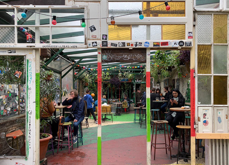 Il Szimpla Kert, primo ruin bar della storia budapestina nato nel 2001 dall’iniziativa di un gruppo di ragazzi Il Szimpla Kert, primo ruin bar della storia budapestina nato nel 2001 dall’iniziativa di un gruppo di ragazzi