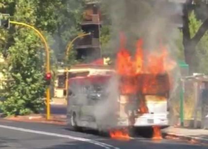 Bus Atac a fuoco per un problema ai freni a Casal Palocco: autista intossicato