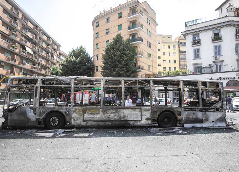 bus atac a fuoco