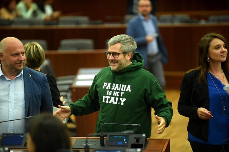 In consiglio regionale è in corso la seduta-maratona sulla richiesta di referendum abrogativo della quota proporzionale della legge elettorale. I lavori si sono aperti con un curioso fuoriprogramma: un richiamo da parte del presidente Alessandro Fermi al consigliere del Pd Pietro Bussolati, entrato in Aula con una felpa verde con la scritta 'Padania is Not Italy'.