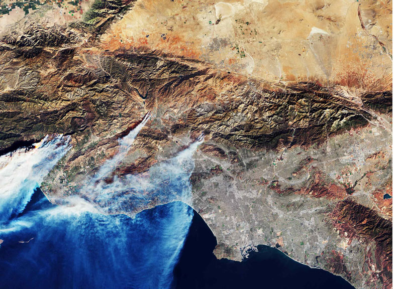 Incendi in California Fiamme e fumo dagli incendi che hanno devastato la California a nord di Los Angeles nel dicembre 2017. Incendi in California Fiamme e fumo dagli incendi che hanno devastato la California a nord di Los Angeles nel dicembre 2017.