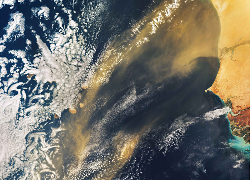 Capo Verde, Oceano Atlantico Questa immagine mostra la costa africana di fronte all’Oceano Atlantico e la Repubblica di Capo Verde. Una enorme nuvola di polvere e sabbia proveniente dal Sahara occidentale è trasportata dal vento in direzione Capo Verde. Capo Verde, Oceano Atlantico Questa immagine mostra la costa africana di fronte all’Oceano Atlantico e la Repubblica di Capo Verde. Una enorme nuvola di polvere e sabbia proveniente dal Sahara occidentale è trasportata dal vento in direzione Capo Verde.