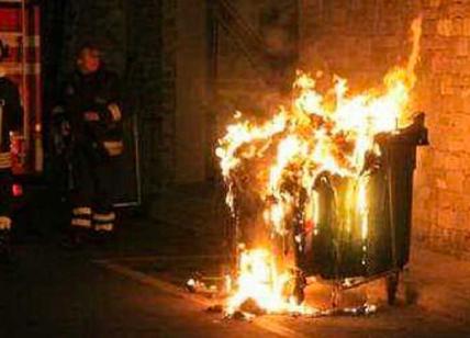Cadavere di un uomo emerge da un cumulo di rifiuti bruciati a Trigoria
