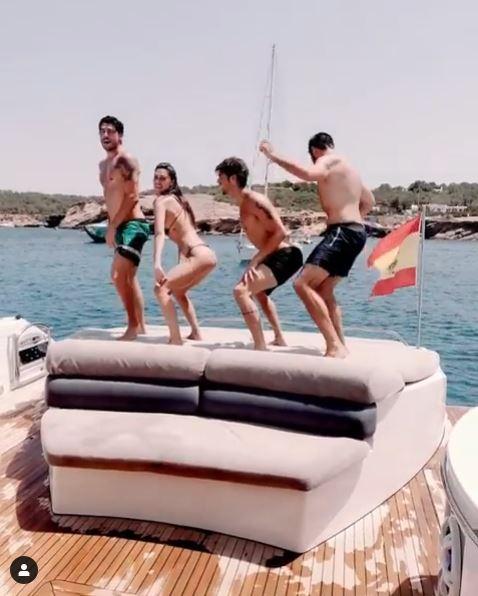 Cecilia Rodriguez, balli sexy in barca con Moser e Damante (Instagram) Cecilia Rodriguez, balli sexy in barca con Moser e Damante (Instagram)