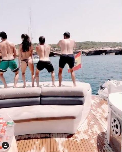 Cecilia Rodriguez, balli sexy in barca con Moser e Damante (Instagram) Cecilia Rodriguez, balli sexy in barca con Moser e Damante (Instagram)