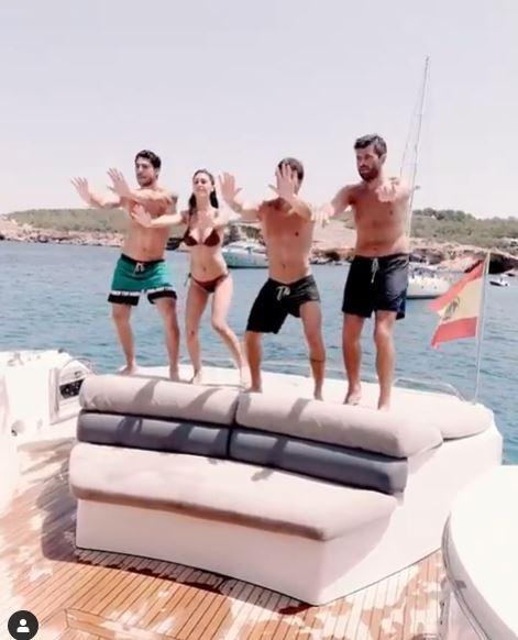 Cecilia Rodriguez, balli sexy in barca con Moser e Damante