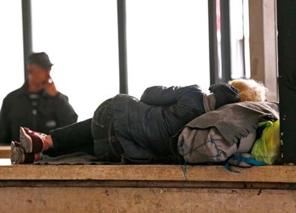 Clochard ucciso: Roma sotto shock dopo la rissa tra due senzatetto