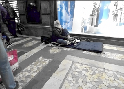 Milano, la Canzone di Natale di Napolitano per i senzatetto. VIDEO