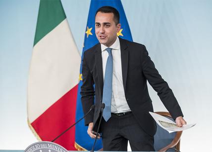 M5S, Di Maio avvisa la Lega: "Governo avanti? Senza occhiolino a Berlusconi"