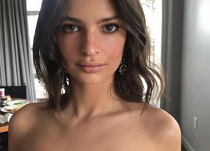 Emily Ratajkowski quarantena bollente: nuda dietro la tenda