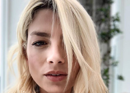 Emma Marrone sexy su instagram: gonna trasparente e corpetto per ‘Fortuna’
