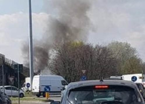 La colonna di fumo dell'autobus in fiamme (foto: via facebook) La colonna di fumo dell'autobus in fiamme (foto: via facebook)