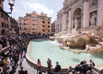 Fontana di Trevi, bagno con maschera e cassa per la musica: multa e Daspo