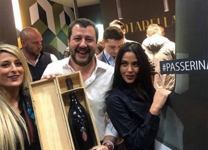 Salvini "inebriato" al Vinitaly. Non ditelo a Francesca... Lo sfottò sul web