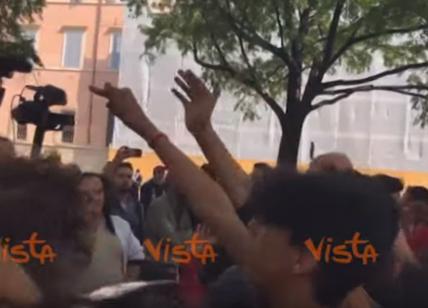Salvini contestato a Modena. Sassi contro la polizia, un fermato