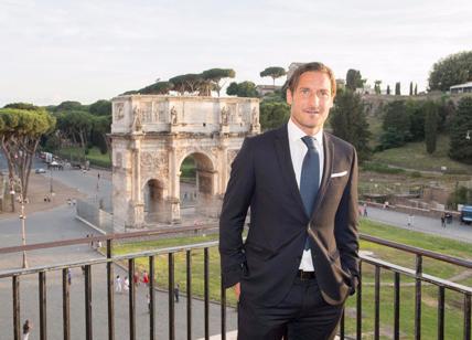 Totti in campo con la Formula E. Calciatori vs piloti: il Capitano sfida Massa