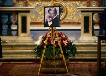 Fred Bongusto, Roma saluta il cantante: folla ai funerali a piazza del Popolo