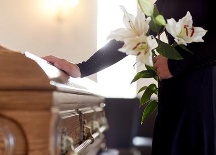 Funerali, 3 mln di italiani si indebitano per l'ultimo saluto ai propri cari