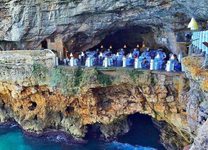 Polignano, Grotta Palazzese impone il dress code. Ma poi dà cibo avariato